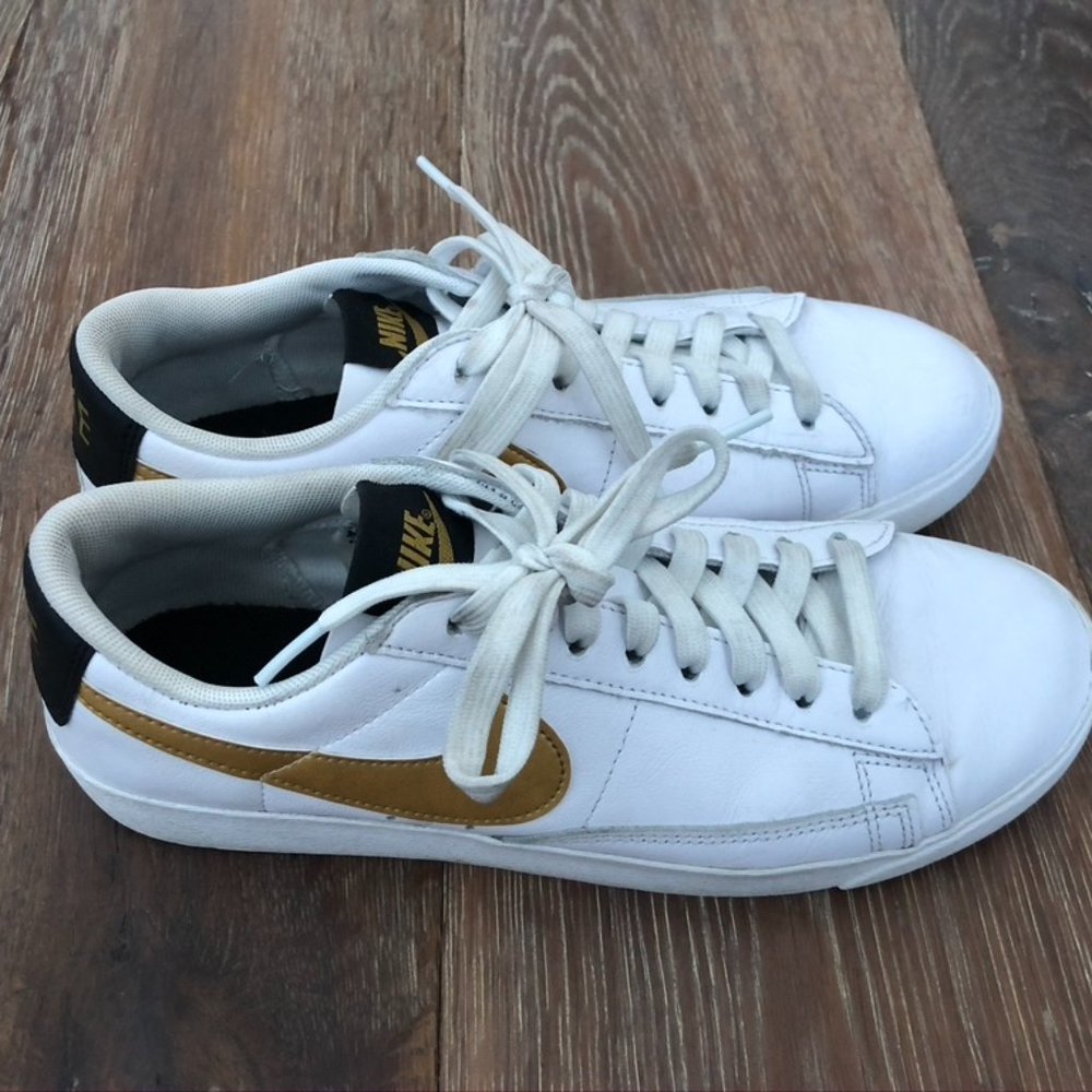 White nike sneakers - Picture 1 of 4